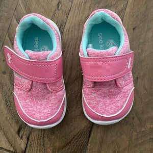 Girls washable size 4 pink shoes